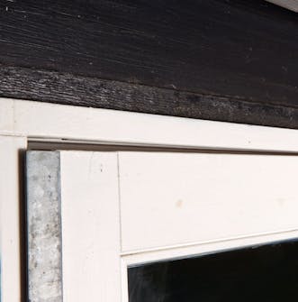 Slik retter du opp en skjev dør Slik retter du opp en skjev dør